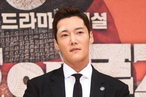 Tài tử Choi Jin Hyuk bị bắt vì vi phạm quy định phòng dịch