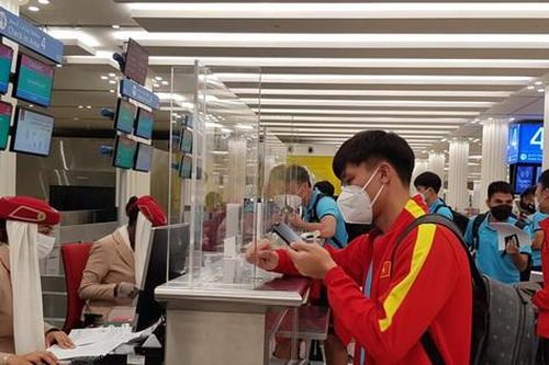 Đội tuyển Việt Nam mệt mỏi xuyên đêm tới Oman sau trận thua Trung Quốc