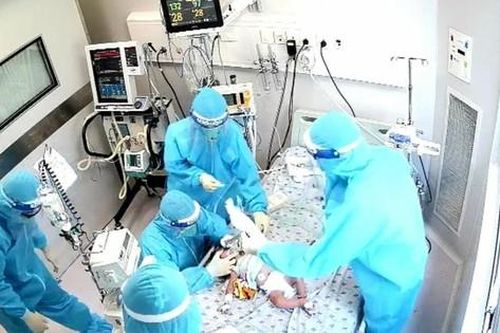 Bác sĩ 'chạy đua' cứu bé sơ sinh bị tim bẩm sinh mắc COVID-19