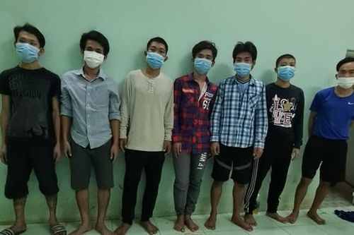 Nhóm bợm nhậu tấn công cảnh sát vì không được ra khỏi khu phong tỏa mua rượu