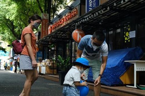 Đường sách TPHCM mở cửa, nhiều gia đình đưa con đến vui chơi ngày cuối tuần