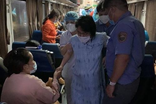 Hai thai phụ 'vượt cạn' trên chuyến tàu nghĩa tình về Quảng Bình
