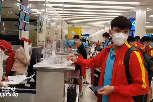 Tuyển Việt Nam tới Oman, Tuấn Anh quấn băng đầu gối