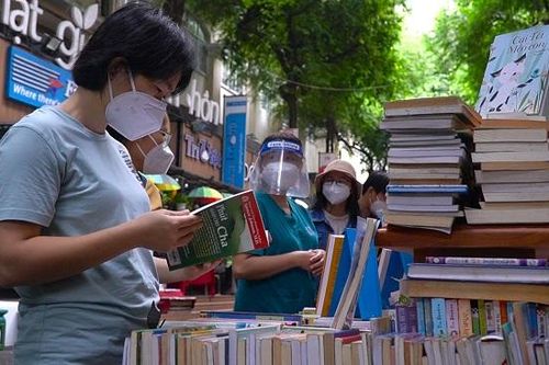 Đường sách TP.HCM nhộn nhịp ngày đầu mở cửa lại