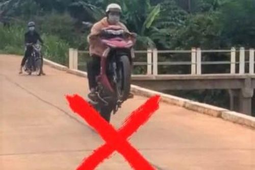 Xử phạt nhóm thanh niên đi xe máy 'làm xiếc' trên đường rồi đăng lên facebook