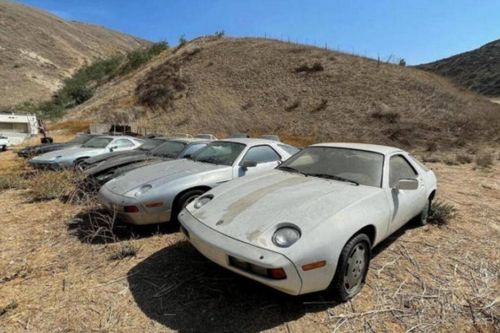 Xót xa với dàn xế cổ Porsche 928 bị lãng quên giữa cánh đồng
