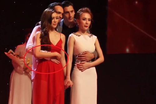 Khoảnh khắc Lan Ngọc và Angela Phương Trinh được 'trai lạ' ôm eo trên sân khấu bị dân tình 'đào' lại