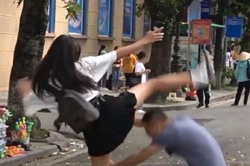Clip: Xông ra trêu 'phủi quần' với gái xinh, nam thanh niên nhận cái kết khó ngờ
