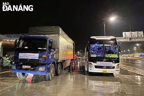 Đà Nẵng giới thiệu hai nhóm tình nguyện chở người dân về quê bằng xe khách