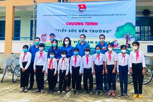'Tiếp bước đến trường' tại xã Đak Pling