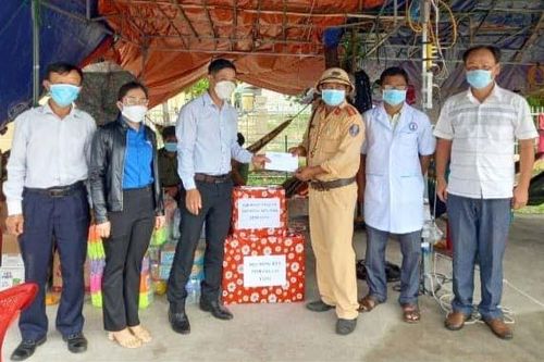 Hội Nông dân tỉnh Gia Lai thăm, tặng quà chốt kiểm soát phòng-chống dịch Covid-19