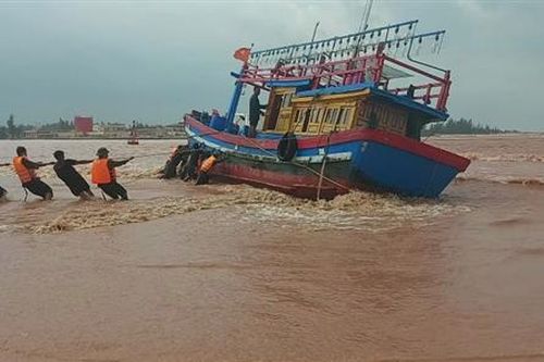 Cứu hộ thành công tàu đánh cá bị nạn trên biển