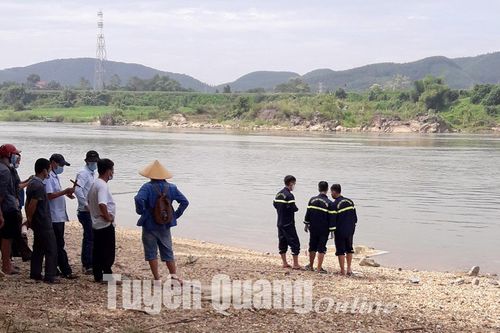 Tìm thấy thi thể hai học sinh bị đuối nước trên sông Lô