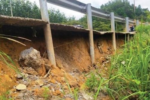 Kinh tế Xây dựng - Giao thông Chủ động thông đường bị sạt lở do mưa lớn