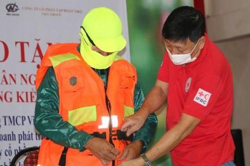 Đời sống Đời sống Tặng 1.000 bộ áo phao cho ngư dân nghèo và lực lượng kiểm ngư