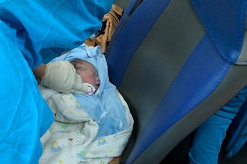 Em bé chào đời trên tàu đón người dân về quê tránh dịch