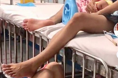 Chồng bế con suốt đêm cho vợ ngủ đến mức thiếp đi: Khoảnh khắc khiến cả phòng bệnh xôn xao