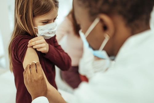 Bài học từ những nước đầu tiên tiêm vaccine Covid-19 cho trẻ em