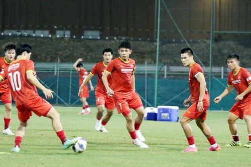 Tin ĐT Việt Nam vs Oman hôm nay 10/10: Quế Ngọc Hải đau cổ chân. Thầy Park lo mặt sân xấu