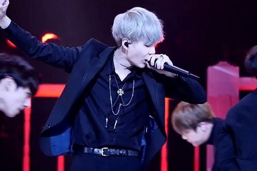 Chỉ với 1 động tác, Suga BTS đập tan tin đồn hát nhép