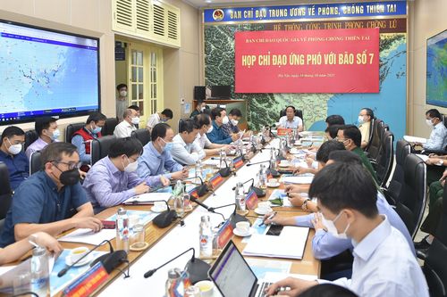 Bảo đảm an toàn cho người dân về quê trong thời điểm mưa bão