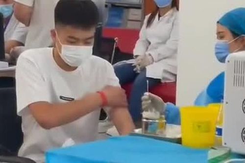 Anh chàng đẹp trai sợ tiêm, kéo khẩu trang che kín mắt