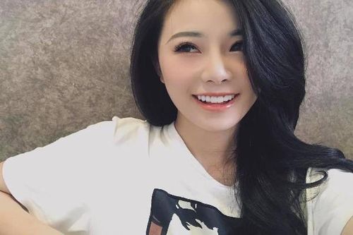 Nữ MC Esport xinh đẹp 'hoãn' tốt nghiệp đại học để theo đam mê