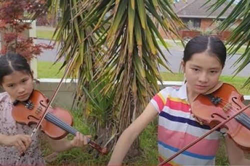 Tiếng đàn yêu thương của trẻ em Việt ở Australia ủng hộ chống dịch Covid-19