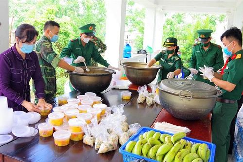 Nấu gần 100 phần cơm hỗ trợ người dân trong khu cách ly