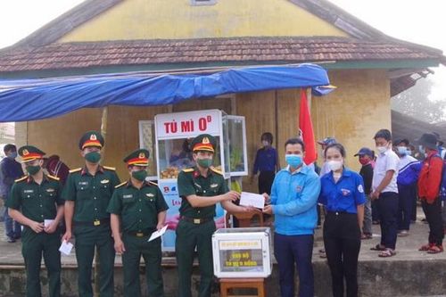 'Tủ bánh mì không đồng' đậm tình quân dân nâng bước em đến trường