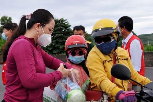 Hội Nhà báo tỉnh Phú Yên trao quà hỗ trợ người dân từ các tỉnh phía Nam về quê