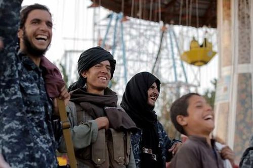 Lăm lăm ôm súng, chiến binh Taliban hào hứng đi công viên giải trí