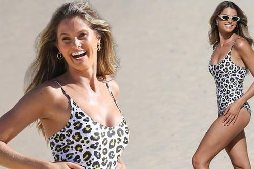 Siêu mẫu Natalie Roser khoe dáng đẹp như mộng với áo tắm