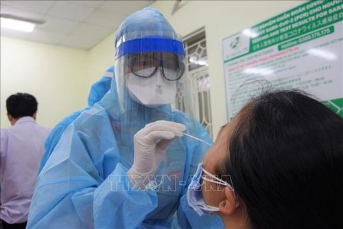 Bệnh viện Quân y 175 chúc mừng, trao giấy chứng nhận cho bệnh nhân mắc COVID-19 thứ 1.000 khỏi bệnh ra viện