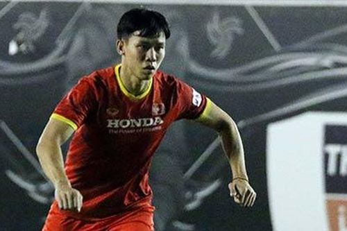 Quế Ngọc Hải chấn thương cổ chân vì mặt sân tập quá xấu tại Oman