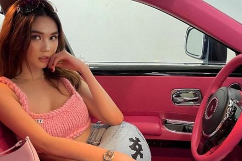 Ngọc Trinh khoe đường cong rực lửa trong xế sang Rolls-Royce
