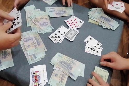 Thanh Hóa: Bắt quả tang 2 hiệu trưởng trường tiểu học trên chiếu bạc