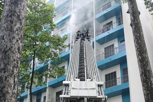 Cháy ký túc xá Đại học Kinh tế TP.HCM, nhiều sinh viên ôm đồ tháo chạy