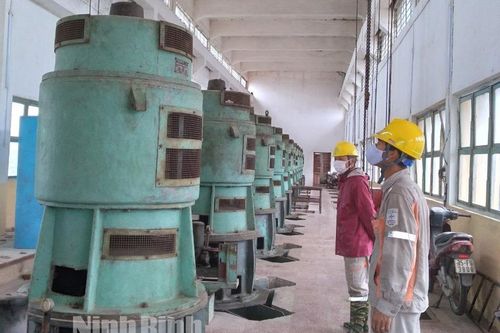 PC Ninh Bình phối hợp với Công ty Khai thác Công trình thủy lợi tỉnh tập trung bơm chống ngập lụt tại địa bàn
