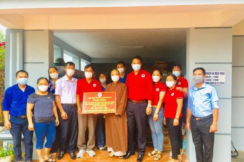 Đoàn thiện nguyện xã Phùng Nguyên hỗ trợ bà con từ miền Nam hồi hương
