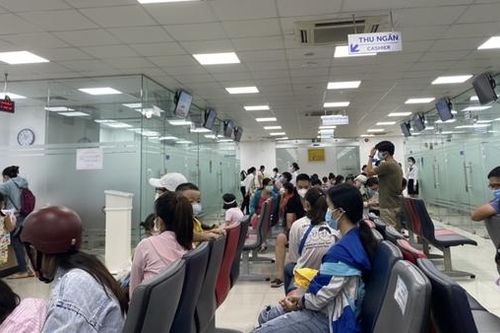 Đổ xô đi tiêm ngừa vaccine phòng bệnh cho trẻ