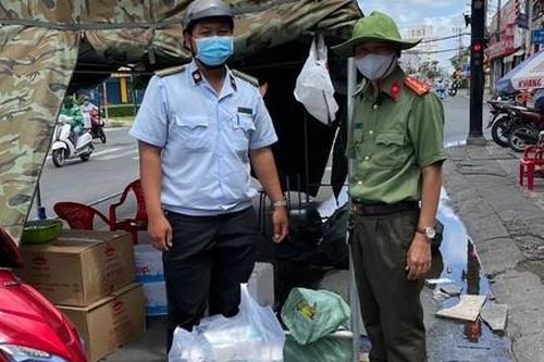 Báo Công an TPHCM và Phòng PX03 tiếp tục trao quà cho người dân