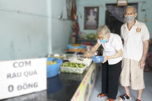 Vợ chồng già dậy từ 3h nấu cơm chay miễn phí giúp người khó khăn ở TP.HCM