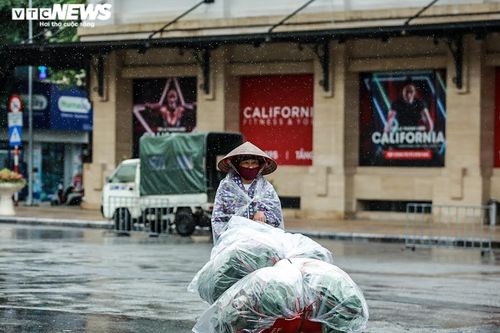 Đón mưa lạnh đầu mùa, người lao động Hà Nội vất vả mưu sinh