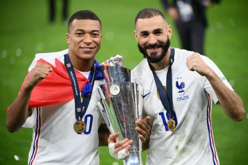 Benzema nâng cao danh hiệu đầu tiên cùng tuyển Pháp