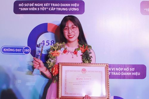 Nữ sinh tốt nghiệp thủ khoa với 44 môn học đạt điểm A và A+
