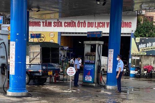 Treo biển 'mất điện', một cửa hàng xăng dầu bị phạt 10 triệu đồng