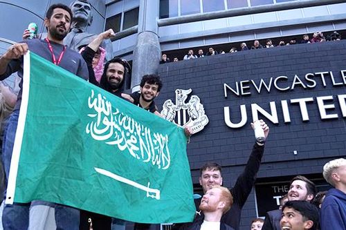 Ngoại hạng Anh: Đằng sau câu chuyện Newcastle đổi chủ