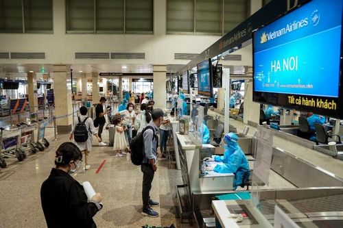 Chuyến bay đầu tiên từ TP Hồ Chí Minh cất cánh đi Hà Nội