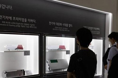 Cuộc đua pin xe điện giữa châu Âu và châu Á